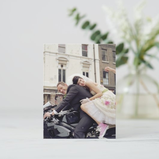 Bruid en bruidegom op motor, glimlachend, portret briefkaart (Staand voorkant)