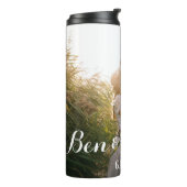 Bruid en bruidegom zoenen thermosbeker (Gedraaid links)