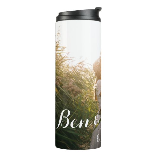 Bruid en bruidegom zoenen thermosbeker (Gedraaid links)