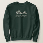 Bruid Groen en Beige Bachelorette Party Matching Trui<br><div class="desc">Kies uw fave fit - T-shirt, oversized t-shirt voor een badpak cover of slaap shirt, sweatshirt of hoodie. Combineer het met Old Money esthetische groene en beige canvas tassen, tumblers en strandlakens. Of je nu op weg bent naar een brunch, de hele nacht danst of gewoon de leukste pre-wedding foto's...</div>
