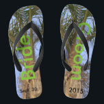 Bruid Groom Palm Trees Blue Sky Teenslippers<br><div class="desc">Cool Palm Trees met een Blue Sky Unisex Teenslippers met bruid en bruidegom geschreven in een mooie groene kleur tekst op beide teenslippers, en de datum van het huwelijk in zwarte tekst. Voel je eenheid bij elke stap die je zet. Laat de tekst op elke flip flop zoals is bruid...</div>
