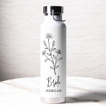 Bruid Hand Geschreven Naam Floral Bachelorette Waterfles<br><div class="desc">Vier in stijl met onze naam Hand Geschreven Bachelorette Bruids Party Thermal Wine Tumbler. Met een elegant, gepersonaliseerd script ontwerp, is deze tuimelaar perfect om dranken op de ideale temperatuur te houden tijdens uw bruidsfeesten. Gemaakt van hoogwaardige, geïsoleerde materialen, het is net zo praktisch als chic. Ideaal voor vrijgezellenfeesten, vrijgezellenfeesten...</div>