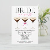 Bruid in een Tini Bit Espresso Martini Bruiloftsfe Kaart (Staand voorkant)