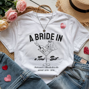 Bruid in een tini bit martini vrijgezellenfeest Es T-shirt