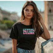 Bruid krijgt drink Batchlorette T-shirt