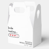 Bruid laadt bruidsfeestje met hartjes  bedankdoosjes (Geopend)