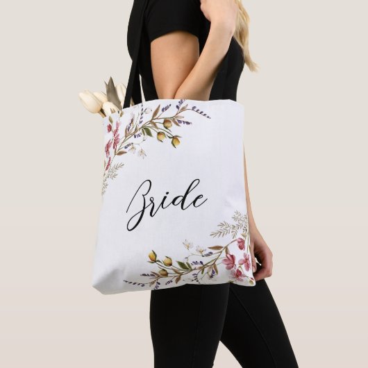 Bruid met elegante script herfst wilde bloemen tote bag (Dichtbij)