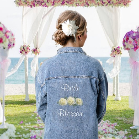 Bruid met witte bloemen denim jacket