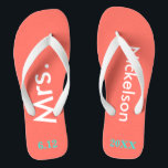 Bruid Mrs Coral Teenslippers<br><div class="desc">Heldere koraal achtergrond met Mrs en Achternaam geschreven in witte tekst en datum van bruiloft in turquoise blauw.  strandbestemming of huwelijksreis teenslippers voor de nieuwe bruid. Originele design van TamiraZDesigns.</div>
