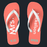 Bruid Mrs Coral Teenslippers<br><div class="desc">Heldere koraal achtergrond met Mrs en Achternaam geschreven in witte tekst en datum van bruiloft in turquoise blauw.  strandbestemming of huwelijksreis teenslippers voor de nieuwe bruid. Originele design van TamiraZDesigns.</div>