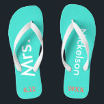 Bruid Mrs Turquoise Blue Teenslippers<br><div class="desc">Helder turquoise blauw met mevrouw en achternaam geschreven in witte tekst en datum van bruiloft in koraal te personaliseren.  strandbestemming of huwelijksreis teenslippers voor de nieuwe bruid. Originele design van TamiraZDesigns.</div>