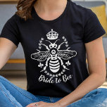 Bruid naar Bee Honeybee Crown Bruiloft | Gepersona T-shirt<br><div class="desc">Dit mooie, simpelweg elegante bruiloft T-shirt zegt "Bruid to Bee" en shows een wit honingbij silhouet omgeven door een kroon, fleur de lis, en een lauwerkrans. U kunt ook de tekst "Bruid naar Bijen" voor een andere gelegenheid wijzigen of verder aanpassen om meer tekst toe te voegen. Om dit ontwerp...</div>