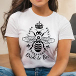 Bruid naar Bee Honeybee Crown Bruiloft | Gepersona T-shirt<br><div class="desc">Dit mooie, simpelweg elegante bruiloft T-shirt zegt "Bruid to Bee" en shows een honingbij silhouet omgeven door een kroon, fleur de lis, en een lauwerkrans. U kunt ook de tekst "Bruid naar Bijen" voor een andere gelegenheid wijzigen of verder aanpassen om meer tekst toe te voegen. Om dit ontwerp in...</div>