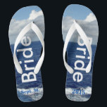 Bruid Ocean Waves Blue Sky Teenslippers<br><div class="desc">One-of-a-kind bruid teenslippers op maat ontworpen. Blue Sky met pluizige witte wolken, blauw Zee en witte foam oceaan golven. Unisex Teenslippers met bruid geschreven in een lichtzilveren tekst, en datum van het huwelijk in blauwe tekst. PERSONALISEER met je trouwdatum (of verwijder tekst). Getoond met brede witte bandjes en witte voetbed...</div>