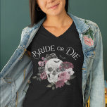 Bruid of Die Bloemen Schedel Chic Gothic Bachelore<br><div class="desc">Niets schreeuwt "Ik doe!" zoals een Halloween-geïnspireerde gotische bruiloft. Ons prachtige Bride or Die vrijgezellenfeest T-shirt is voorzien van onze eigen handgeschilderde waterverf schedel samen met onze prachtige handgeschilderde gothic rood, roze en zwarte bloemen. Voeg uw monogram toe dat wordt weergegeven in de ogen van de schedel. Onze Halloween thema...</div>