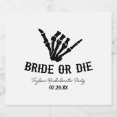 Bruid of Die Rockstar Skelet Bachelorette Party Bier Etiket (Enkel label)