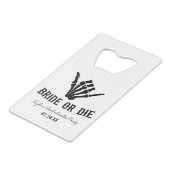 Bruid of Die Rockstar Skelet Bachelorette Party Creditkaart Flessenopener (Voorkant Gekanteld)