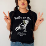 Bruid of sterf tot de dood doen we feest Bachelore T-shirt<br><div class="desc">Vier je vrijgezellenfeest met een donkerelegante twist door ons gepersonaliseerde "Bride or Die"-Shirt te dragen. Perfect voor een gotische bruiloft vrijgezellenfeest, dit shirt belichaamt de sfeer van "Til Death Do We Party." Met een opvallende skelet bruid grafiek, is het ontworpen om een unieke en edgy flair toe te voegen aan...</div>