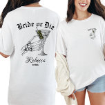 Bruid of sterf tot de dood doen we feest Bachelore T-shirt<br><div class="desc">Vier je vrijgezellenfeest in edgy stijl met het bruid of die tot de dood doen we party vrijgezellenshirt. Dit gepersonaliseerde bruidsmeisje shirt is voorzien van een gedurfde skelet hand met een martini, ideaal voor degenen die houden van een gotische touch aan hun bruiloft festiviteiten. Of je nu een spookachtig thema...</div>