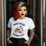Bruid of sterven witte schedel vrijgezellen t-shirt<br><div class="desc">Bruid of sterven bachelorette weekend gunsten gepersonaliseerde t-shirt bruidsmeisjes geschenken bruids feest gunsten,  wit en zwart t-shirt met gotische skelet schedel voor een bruid te zijn bachelorette partij geschenken</div>