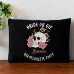 Bruid of sterven zwart retro schedel vrijgezellenf etui<br><div class="desc">Bruid of sterven bachelorette partij gepersonaliseerde accessoire zakje,  zwarte kopjes met gotische skelet schedel bachelorette partij gunsten bruidsmeisje geschenken bruids partij gunsten</div>