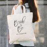 Bruid Om Eenvoudige Bruiloft Kalligrafie Tote Bag<br><div class="desc">Bride to Be Simple Wedding Calligraphy Canvas tas bevat leuke en  kalligrafie,  samen met de bruid to be's nieuwe achternaam.</div>