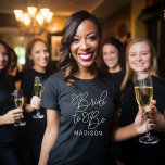 Bruid om wit te zijn Modern Script Custom Wedding T-shirt<br><div class="desc">Het moderne en casual chique witte kalligrafie script "Bride to Be" vrouwen bruids bruids T-shirt heeft aangepaste tekst die kan worden gepersonaliseerd met de voornaam van de bruid. Perfect voor de bruid om te draag op het vrijgezellenfeest en het huwelijksweekend!</div>