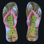 Bruid Palm Trees Blauwe Hemel Teenslippers<br><div class="desc">Cool Palm Trees met een Blue Sky op de achtergrond Unisex Teenslippers met bruid geschreven in een mooie groene kleur tekst, en datum van het huwelijk in zwarte tekst. PERSONALISEER met je trouwdatum (of verwijder tekst). Voel de oceaanbries en tropen onder je voeten. Getoond met Slim Roze Straps en Wit...</div>