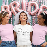 Bruid Persoonlijke Bachelorette | Aangepaste Naam T-shirt<br><div class="desc">Laat de aanstaande bruid stralen met dit chic en gepersonaliseerde "Bride"-T-shirt, met elegante script met een hartdetail en haar naam eronder. Perfect voor vrijgezellenfeesten, bruidsmeisjesfeesten, huwelijksweekends of als een leuk outfit om je klaar te maken. Comfortabel, stijlvol en helemaal Instagram-waardig, dit op maat gemaakte T-shirt is een must-have voor elke...</div>
