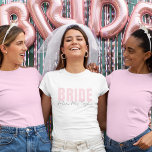 Bruid T-shirt | Gepersonaliseerde toekomstige mevr<br><div class="desc">Dit moderne en gepersonaliseerde bruid T-shirt is de perfecte outfit voor elke bruid-to-be! Met zachte blush roze "BRIDE" tekst in combinatie met elegante handgeschreven "toekomstige mevrouw. [Jouw naam]" Hieronder is dit t-shirt ideaal voor vrijgezellenfeesten, vrijgezellenfeesten, huwelijksreis en huwelijksreis. Verkrijgbaar in meerdere stijlen en past voor het comfort en de look...</div>