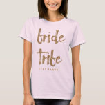 Bruid Tribe Gold Glitter Bachelorette Party T-shirt<br><div class="desc">Dit bruidstribe T-shirt is perfect voor het vieren van vrijgezellenfeesten. Dit blush roze shirt is voorzien van faux gouden glitter stijl belettering op de voorkant. Personaliseer deze t - shirts met de naam van uw ontvanger op de voorkant en de namen van de bruid en bruidegom en trouwdatum op de...</div>