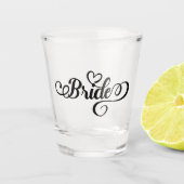Bruid typografie met harten bruiloft shot glas (Voorkant)