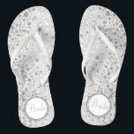 Bruid - Witte Glitter en Diamanten Teenslippers<br><div class="desc">Mooie en zeer elegant uitziende Flip Flop Shoes met faux diamonds op een faux witte glitter achtergrond klaar voor u om te personaliseren met jouw tekst. Dit product is 100% . *****Klik op BUTTON AANPASSEN om afbeeldingen of tekst toe te voegen, te verwijderen, te verplaatsen, te vergroten of te verkleinen,...</div>