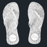 Bruid - Witte Glitter en Diamanten Teenslippers<br><div class="desc">Mooie en zeer elegant uitziende Flip Flop Shoes met faux diamonds op een faux witte glitter achtergrond klaar voor u om te personaliseren met jouw tekst. Dit product is 100% . *****Klik op BUTTON AANPASSEN om afbeeldingen of tekst toe te voegen, te verwijderen, te verplaatsen, te vergroten of te verkleinen,...</div>