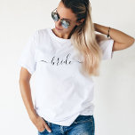 Bruid Zwart Wit modern script bruiloft T-shirt<br><div class="desc">Trouwbruid T-shirt met "bruid" in prachtige script typografie afgedrukt aan de voorkant. Schattige en eenvoudig shirt in een chique zwart script. Maakt een geweldig vrijgezellenfeest,  vrijgezellenfeest of huwelijkscadeau voor de toekomstige mevrouw!</div>