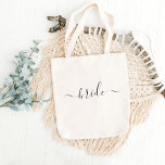 Bruid Zwart Wit modern script bruiloft Tote Bag<br><div class="desc">Modern Bride Canvas tas met eenvoudige tekst "bride" in prachtige script typografie afgedrukt aan de voorkant. Schattigee en eenvoudige tassen in een chique zwart script. Maakt een geweldig vrijgezellenfeest,  vrijgezellenfeest of huwelijkscadeau voor de toekomstige mevrouw!</div>