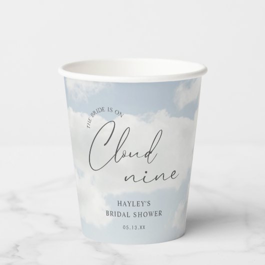 Bruid zweeft op wolkjes Bruidsfeest  Papieren Bekers (Achterkant)