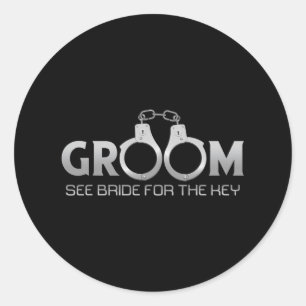 Bruidegom boeit bruid vast om de sleutel te zien G Ronde Sticker