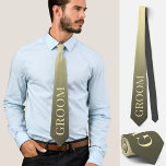 bruidegom bruiloft Verloving elegant mode item Stropdas<br><div class="desc">Verhoog je trouwlook met een Unique Custom Stropdas Op zoek naar een leuke maar toch verfijnde manier om je trouwoutfit compleet te maken of een humoristische touch toe te voegen aan je verloving of trouwfoto's? Bekijk ons prachtige aangepaste stropdas, met het woord "bruidegom" in een zachte beige-gele tint op een...</div>
