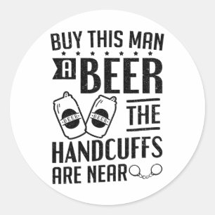 Bruidegom De handboeien zijn nabij vrijgezellenfee Ronde Sticker
