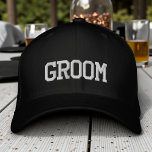 Bruidegom Eenvoudige Moderne Typografie Trouwen Aa Geborduurde Pet<br><div class="desc">Bruidegom Eenvoudige Moderne Typografie Trouwen Aangepaste Geborduurde Honkbalpet heeft de eenvoudige moderne geborduurde tekst "Bruidegom". Perfect als cadeau voor de bruidegom voor zijn huwelijksreis of vrijgezellenfeest. Gemaakt door Evco Studio www.zazzle.com/store/evcostudio</div>
