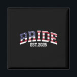 Bruidegom Est. 2025 Vlag van de Verenigde Staten i Magneet<br><div class="desc">Bruidegom Est. 2025 Vlag van de VS net getrouwd koppels bruiloft</div>