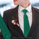 bruidegom Groomsmen Initialen Smaragd Groen Bruilo Stropdas<br><div class="desc">Groom Groomsmen Initialen Smaragd Groene Bruiloft. Verborgen aan de achterkant kun je de initialen gemakkelijk personaliseren, zodat er geen misverstand over kan bestaan wie zijn stropdas is van wie! De kleur en het lettertype van de initialen en ook de kleur van het stropdas kunnen worden gewijzigd als u uw eigen...</div>