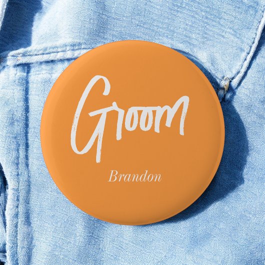 Bruidegom Oranje Wit Script Trouwen  Ronde Button 5,7 Cm