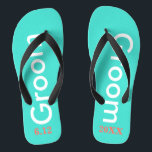 bruidegom turquoise teenslippers<br><div class="desc">Groom is geschreven in witte tekst tegen helder turquoise blauw met zwarte accenten. Personaliseer met datum van bruiloft in koraal. Coole strandbestemming of huwelijksreis teenslippers. Originele design van TamiraZDesigns.</div>