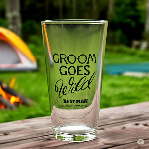 Bruidegom wordt wild vrijgezellenfeest donkere tek glas