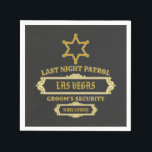 Bruidegom's Security Laatste Nacht Patrouille Servet<br><div class="desc">Aangepast "Bruidegom's Security" ontwerp met een gouden badge. Perfect voor vrijgezellenfeest groepen. Personaliseer de tekst voor je evenement.</div>