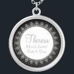 Bruids partij sieraden klassieke barokke wervelcir<br><div class="desc">KLEURENPALET: zwart, wit en zilver "metallic" look. DESIGN COLLECTIE: bijpassende bridemaid ketting voor bruiloften of jubileum. Gebruik voor uw bruidsmeisjes, bruidsmeisje, bloemenmeisje en elk bruidsfeest lid. Dit originele kunstwerk is ontworpen voor een modern en hedendaags collectie met een stijl. Het ornamenten ontwerp van een barokke printer is uitgevoerd in zilveren...</div>