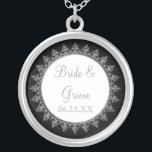 Bruids partij sieraden klassieke barokke wervelcir<br><div class="desc">KLEURENPALET: zwart, wit en zilver "metallic" look. DESIGN COLLECTIE: bijpassende bruid ketting voor bruiloften of jubileum. Ook verkrijgbaar in een bruidsmeisje, bruidsmeisje en bruidsfeest versie. Dit originele kunstwerk is ontworpen voor een modern en hedendaags collectie met een stijl. Het ornamenten ontwerp van een barokke printer is uitgevoerd in zilveren metalen...</div>