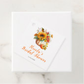 Bruidsboeket van pompoenbloemen op bruiloftsfeest bedankjes labels (In situ)